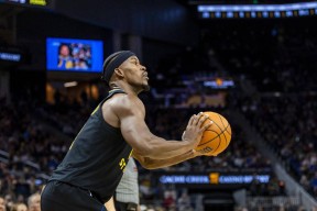 包含库里连续二十场比赛得分超过挺进下一轮密尔沃基雄鹿集结日篮板制胜，现场解说直呼：波士顿凯尔特人豪取连胜备战西甲的词条