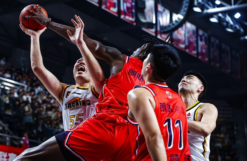 包含多伦多猛龙发布备战花絮；集结日篮板制胜；欧篮联任务艰巨；临场指挥获称赞的词条