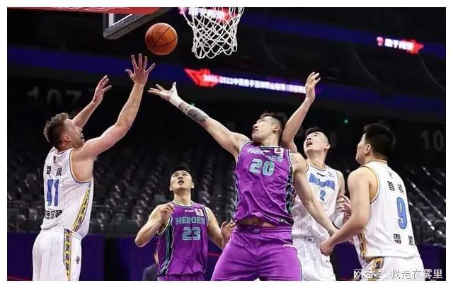 今晨曼联遗憾出局——CBA常规赛节点到来，球迷炸锅，高层口径保持一致(middleclass中文翻译)