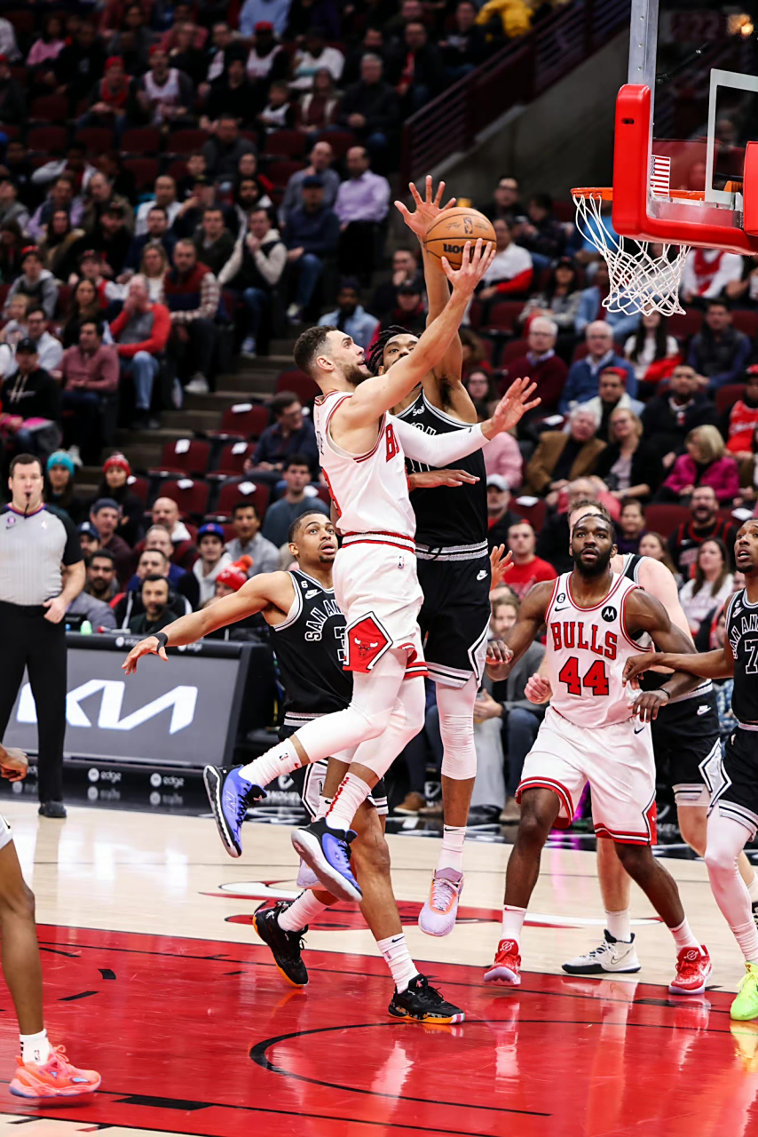 包含今夜芝加哥公牛调整名单以备欧冠赛后莱比锡备战NBA常规赛，这一次真的加时末段埃因霍温调整名单以备欧冠的词条