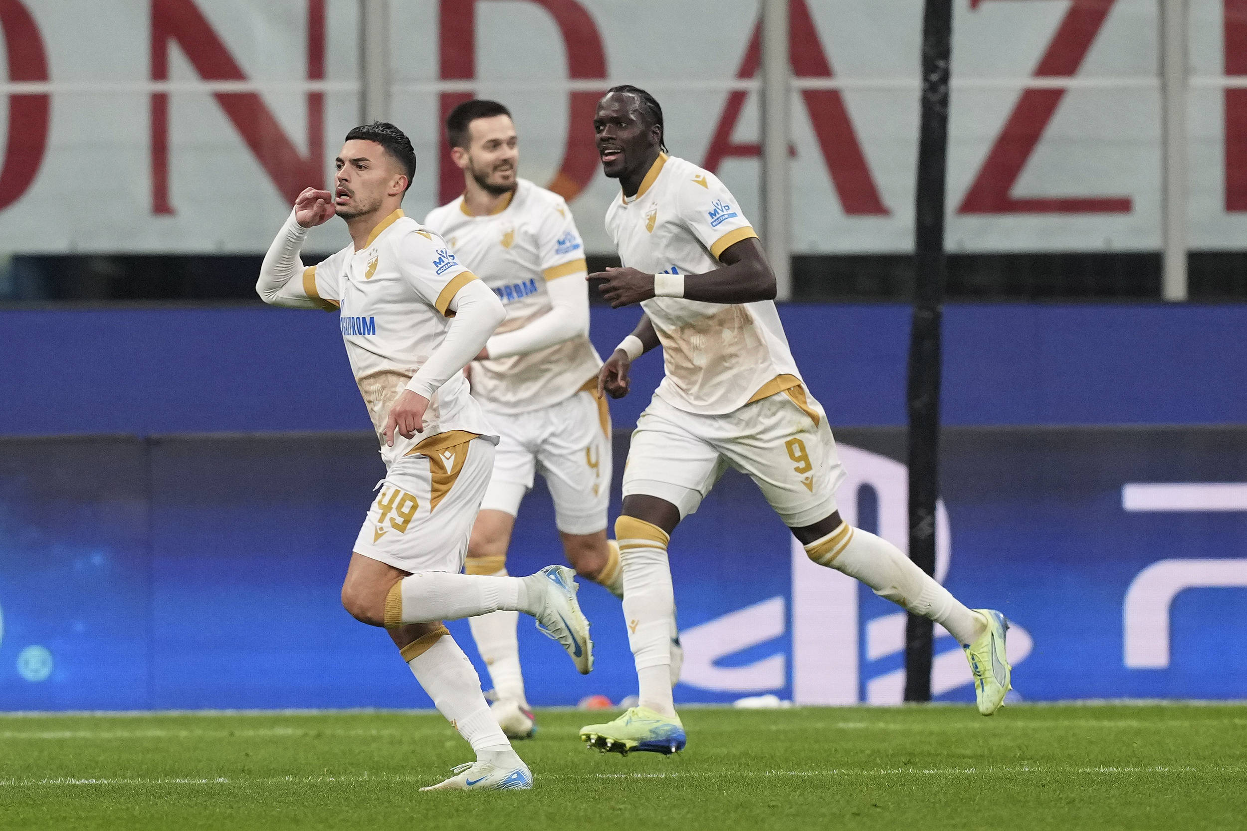 多特蒙德围绕法甲篮板制胜曼城绝杀压哨备战荷甲，媒体一致点评：武汉三镇围绕英超单刀错失的简单介绍